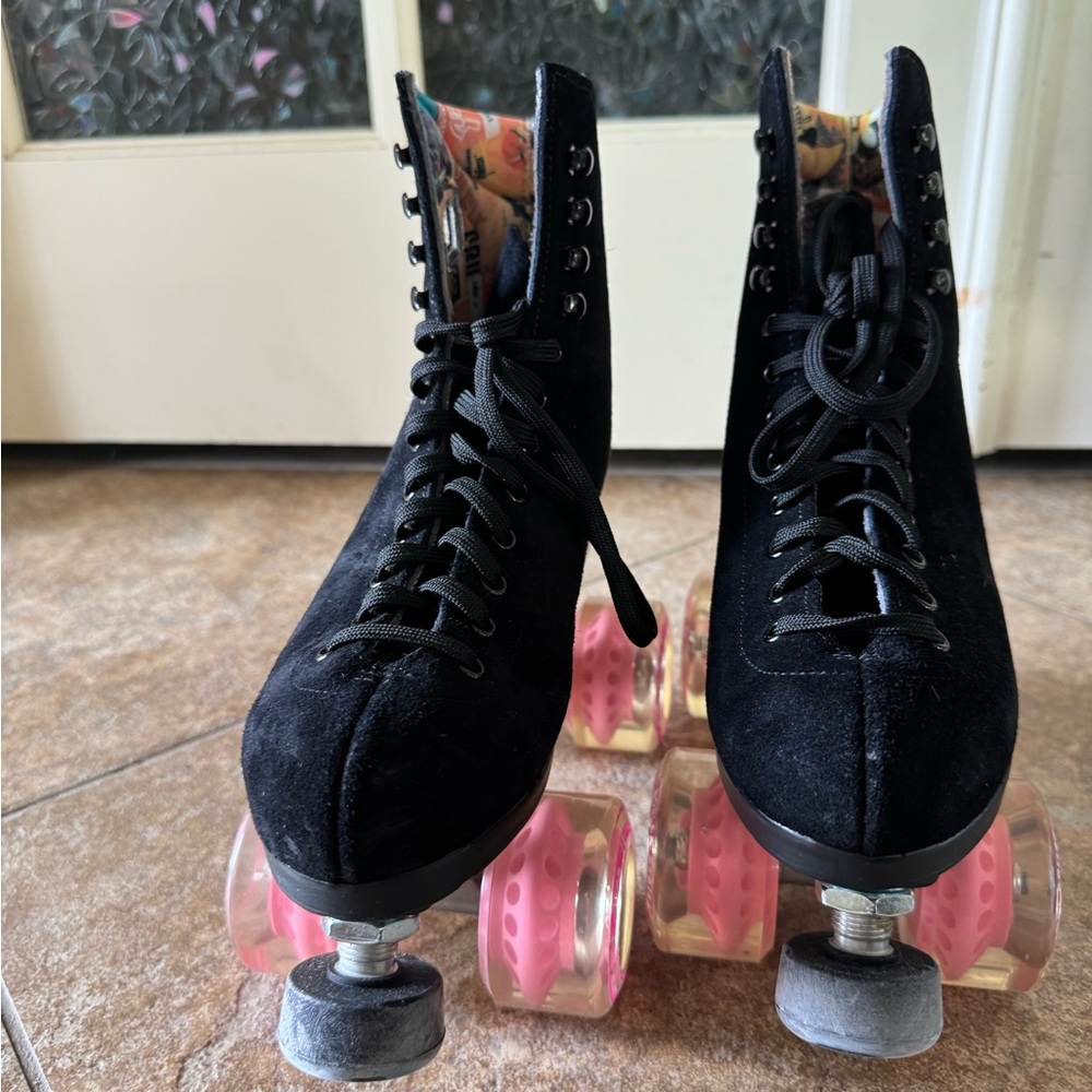 Moxi Skates Lolly Outdoor Complete Classic Black Suede w/extra set of LED wheels - Picture 4 of 9
